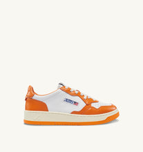 Charger l&#39;image dans la galerie, Autry Sneakers Medalist 01 Low Leather Orange WB06