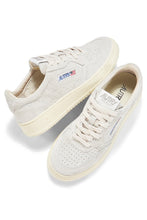 Charger l&#39;image dans la galerie, Autry Sneakers Medalist 01 Low Leather Suede White S415