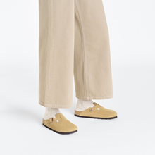 Charger l&#39;image dans la galerie, Birkenstock Sandales Boston Etroite Suede Latte Cream