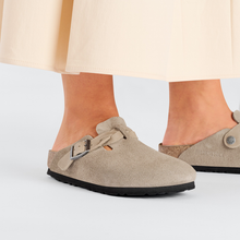 Charger l&#39;image dans la galerie, Birkenstock Sandales Boston Braided Etroite Suede Taupe